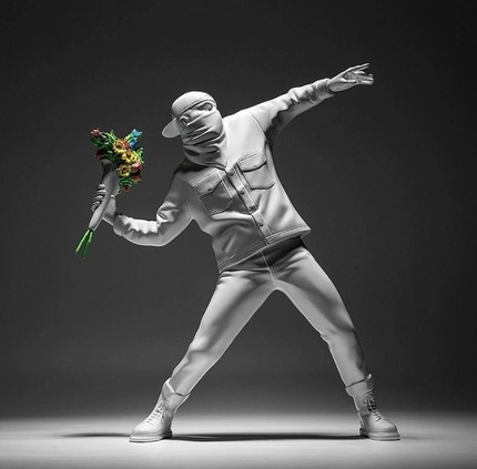 스팟 뱅크시 메디 콤 꽃 던지는 소년 꽃 던지는 사람 흰색 트렌디 한 장식 예술 조각 장식